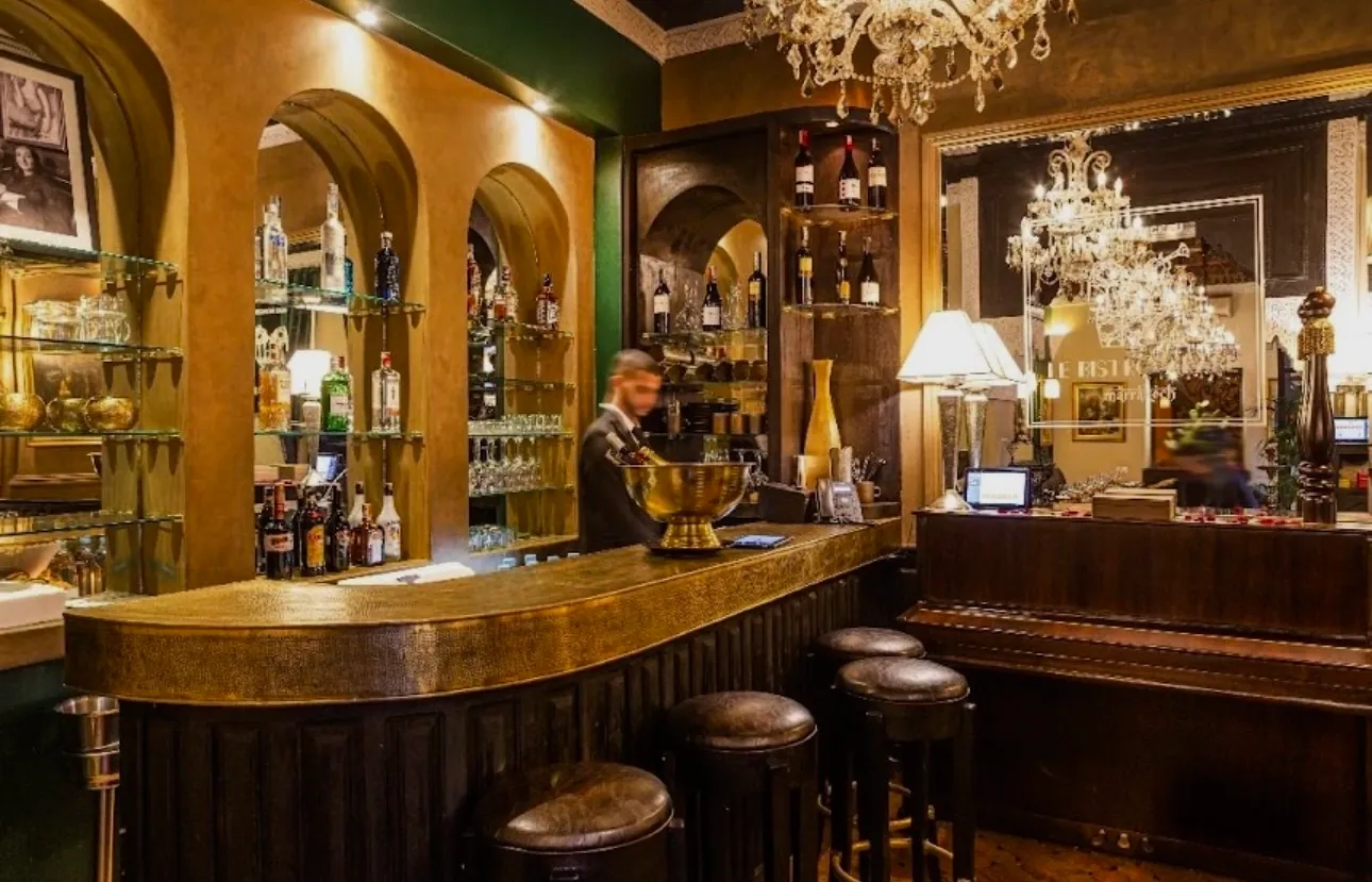 Bar en laiton et lustres en cristal du Bistro Arabe