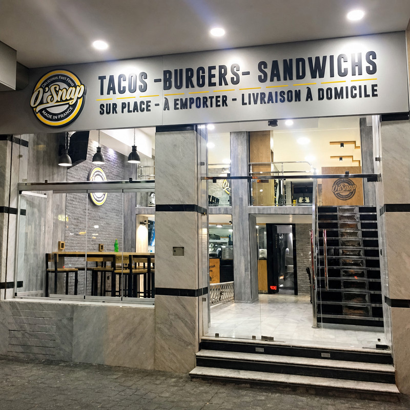 Façade d'O'Snap Tacos avec l'enseigne tacos, burgers, sandwichs