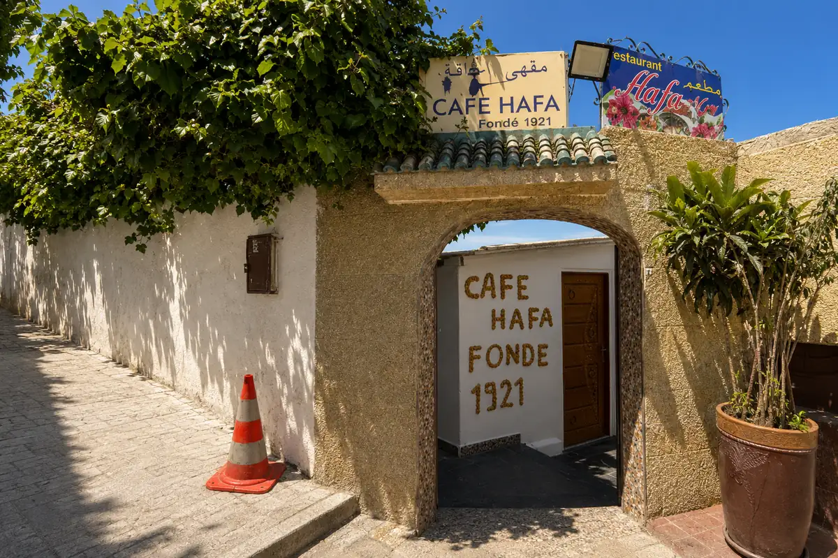 Entrée du Café Hafa à Tanger, porche portant l'inscription « Fondé 1921 »
