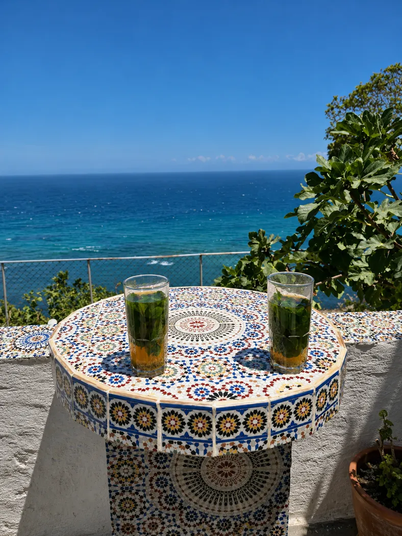 Deux thés à la menthe sur une table en zellige du Café Hafa, face au détroit de Gibraltar