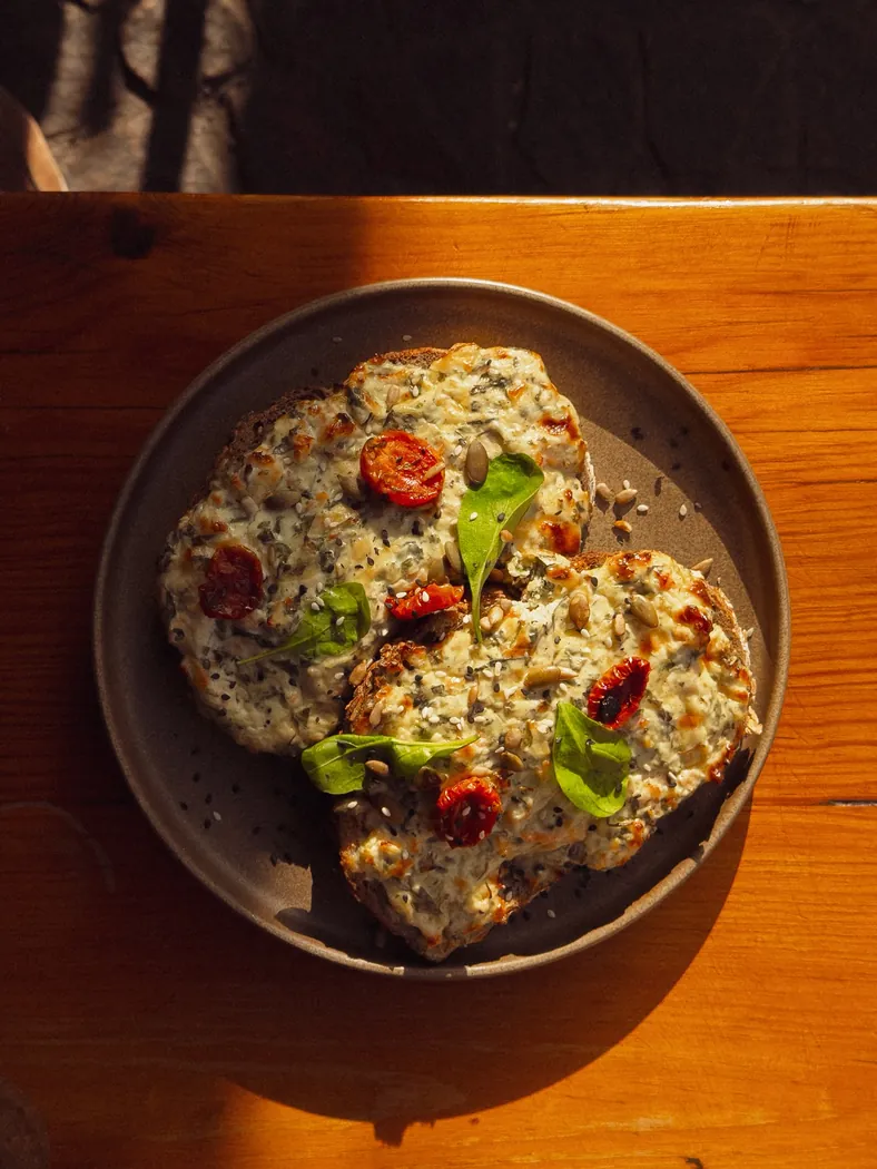 Tartines gratinées aux tomates confites et basilic chez Mandala Society