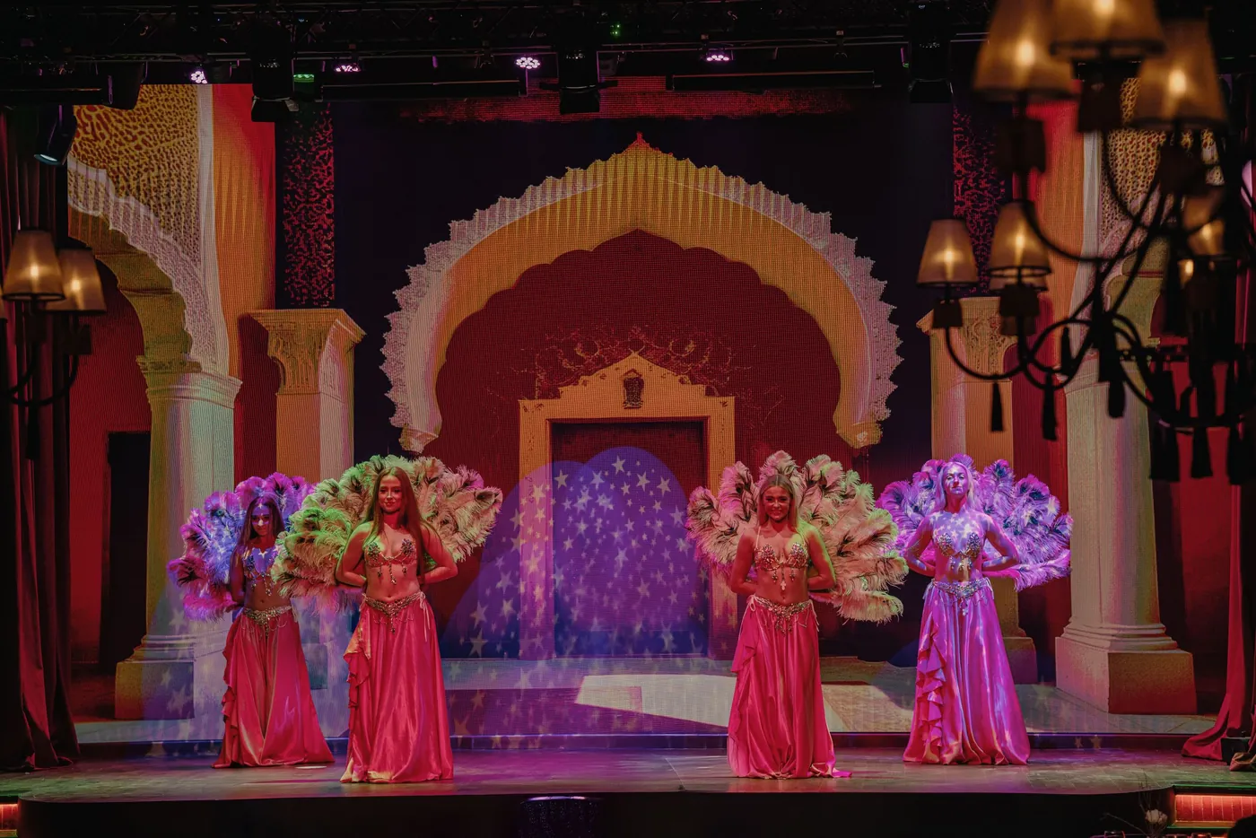 Danseuses en costumes roses avec éventails de plumes sur la scène du Buddha-Bar Agadir