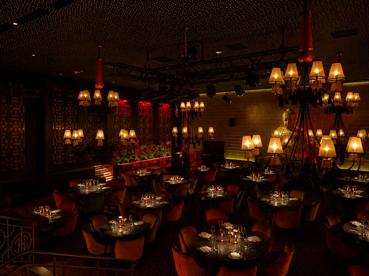 Salle du Buddha-Bar Agadir en lumière tamisée, lustres à abat-jour au-dessus des tables