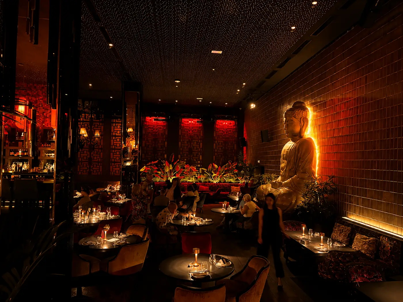 Statue de Bouddha éclairée dans la salle tamisée du Buddha-Bar Agadir