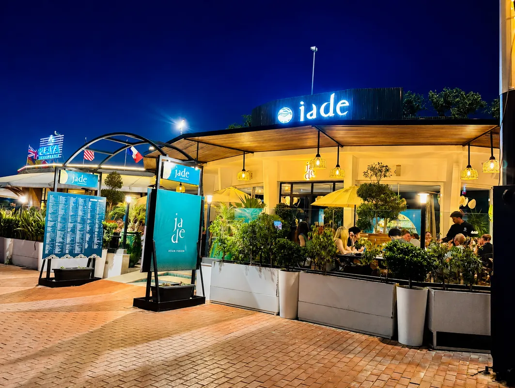 Façade éclairée de nuit du Restaurant Jade sur le front de mer d'Agadir