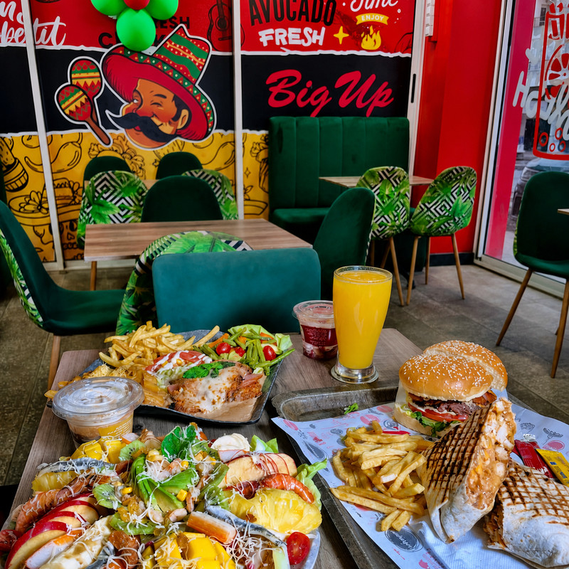Table garnie chez Tacos Big Up : tacos grillé, burger, frites et jus