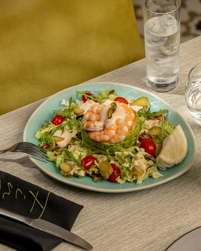 Finzi à Rabat : salade aux crevettes, tomates cerises et roquette dans une assiette turquoise