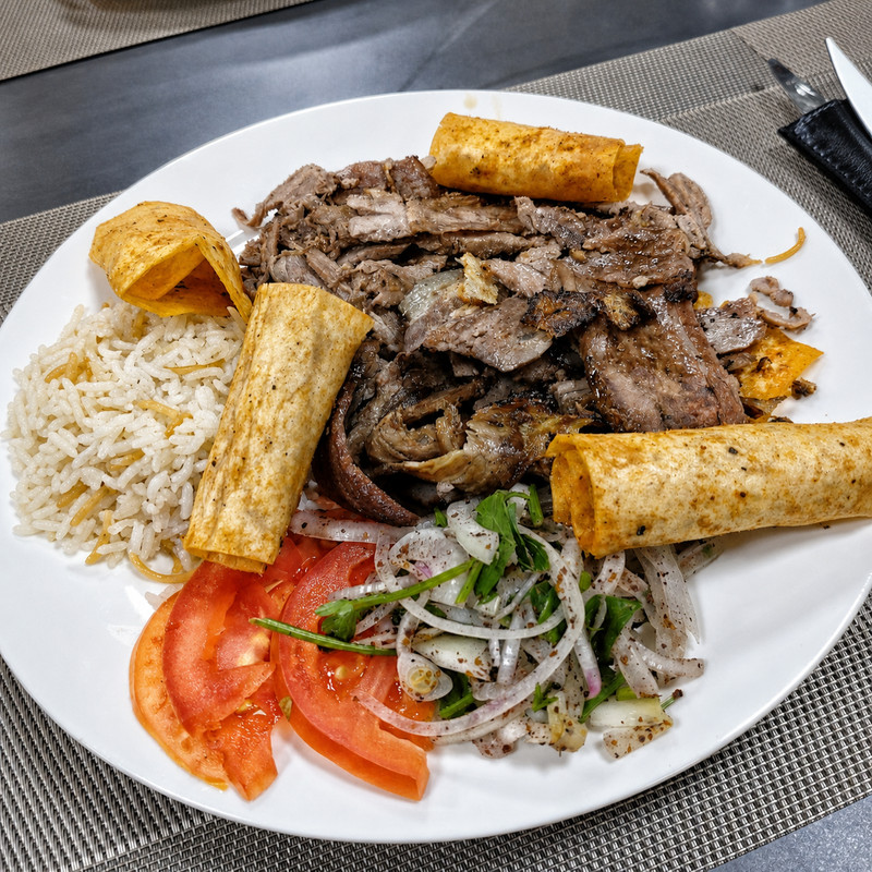 Assiette de viande de döner, riz, tomates et rouleaux de pain chez ERC Izmir