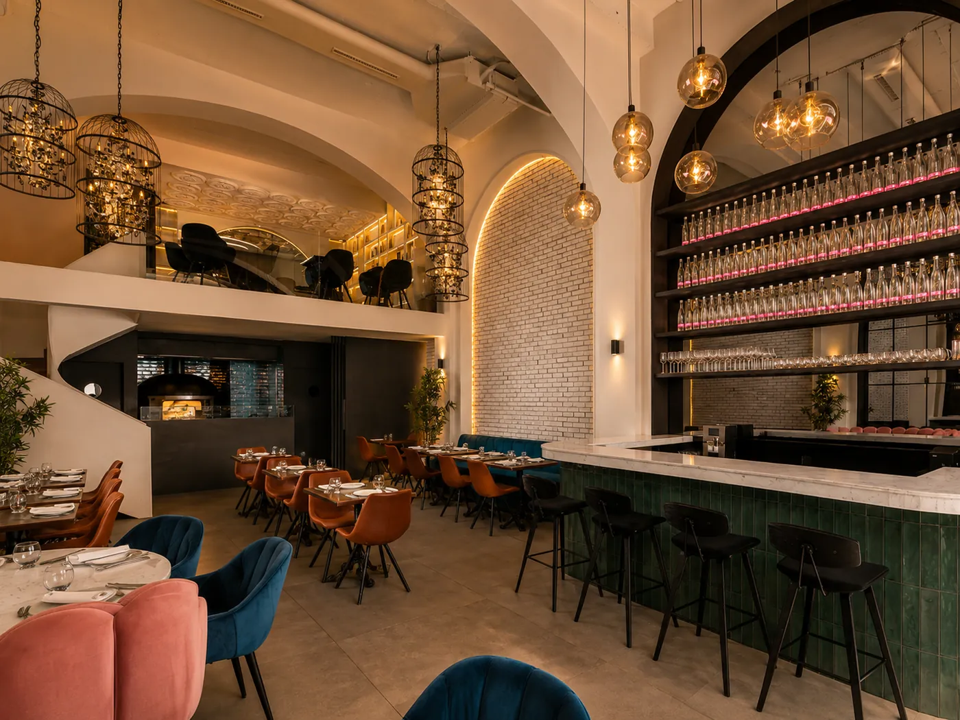 Da Milena à Rabat : salle sous arches, four à pizza au fond, bar en céramique verte et fauteuils roses