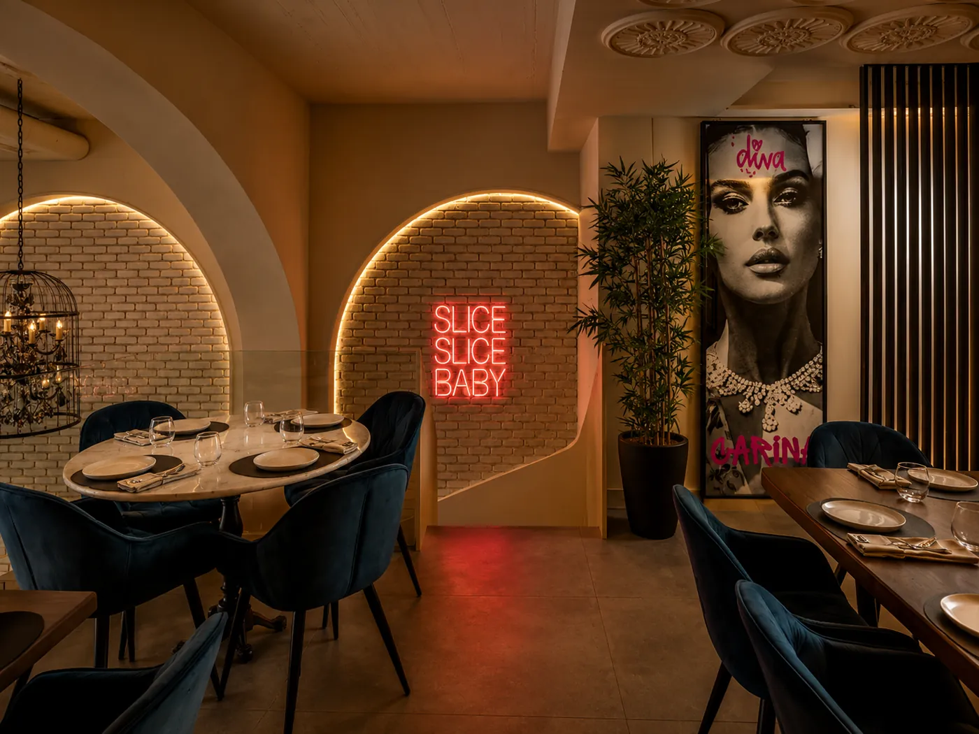 Da Milena à Rabat : tables sous une arche en brique blanche et néon rouge « Slice Slice Baby »